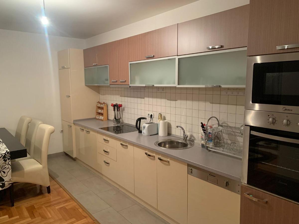 Big Spacious Apartment In Pej Center With Wi-Fi Peje Exterior foto